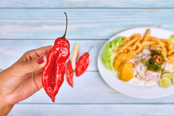 Mujer Sosteniendo Puñado Chiles Rojos Sección Central Primer Plano Manos — Foto de Stock