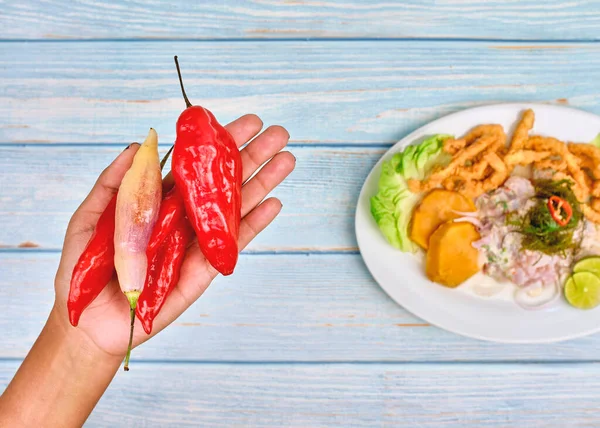 Mujer Sosteniendo Puñado Chiles Rojos Sección Central Primer Plano Manos — Foto de Stock