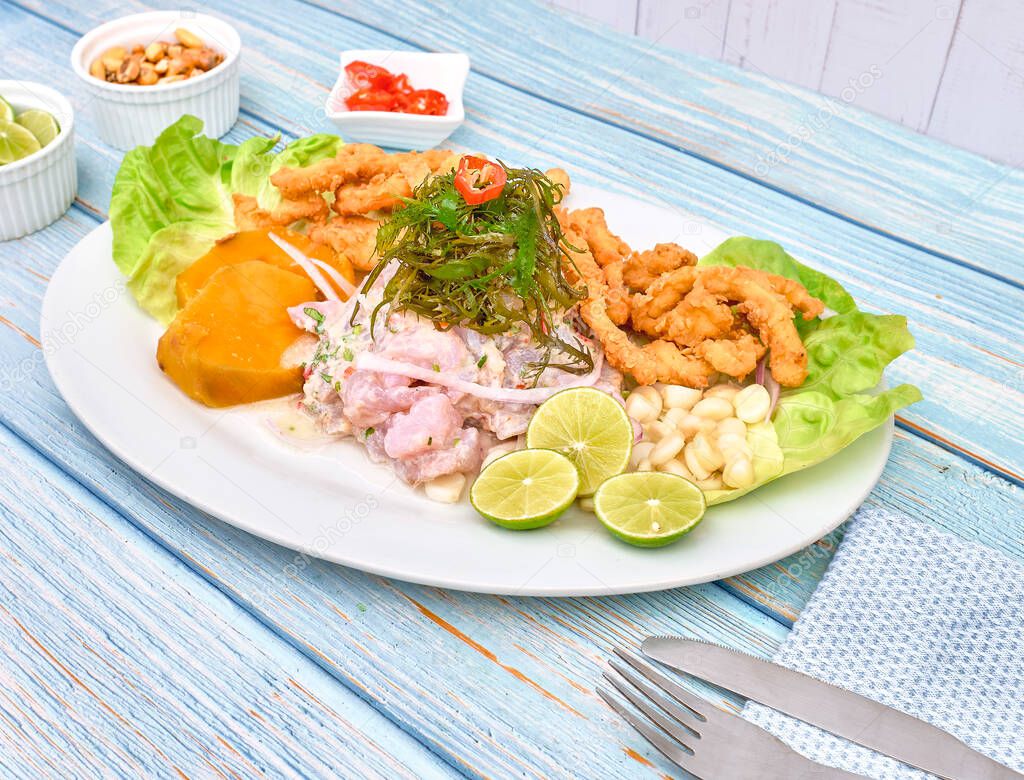 Comida peruana: ceviche de pescado y chicharrón de pescado con yuca