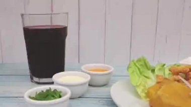 Peru yemeği: balık ceviche ve chicharron de pescado kızarmış kasava, tatlı mısır ve tatlı patates, beyaz bir tabakta servis edilir.