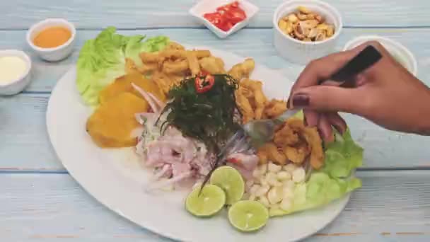Comida Peruana Ceviche Pescado Chicharrón Pescado Con Yuca Frita Maíz — Vídeos de Stock