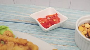 Peru yemeği: balık ceviche ve chicharron de pescado kızarmış kasava, tatlı mısır ve tatlı patates, beyaz bir tabakta servis edilir.