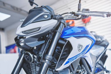 Lima, Peru - 15 Mayıs 2021 Yamaha motosiklet dükkanı, Yamaha MT03 karın kasları, Yamaha mağazasındaki motosikletler. Motosiklet mağazası, profesyonel aletler, seçici odak.