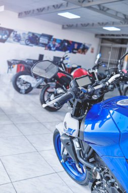 Lima, Peru - 15 Mayıs 2021 Yamaha motosiklet dükkanı, Yamaha MT03 karın kasları, Yamaha mağazasındaki motosikletler. Motosiklet mağazası, profesyonel aletler, seçici odak.