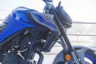 Lima, Peru - 15 Mayıs 2021 Yamaha motosiklet dükkanı, Yamaha MT03 karın kasları, Yamaha mağazasındaki motosikletler. Motosiklet mağazası, profesyonel aletler, seçici odak.