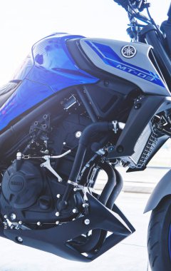 Lima, Peru - 15 Mayıs 2021 Yamaha motosiklet dükkanı, Yamaha MT03 karın kasları, Yamaha mağazasındaki motosikletler. Motosiklet mağazası, profesyonel aletler, seçici odak.
