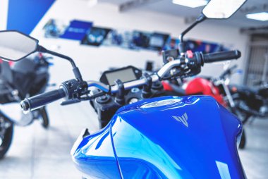 Lima, Peru - 15 Mayıs 2021 Yamaha motosiklet dükkanı, Yamaha MT03 karın kasları, Yamaha mağazasındaki motosikletler. Motosiklet mağazası, profesyonel aletler, seçici odak.