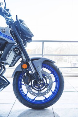 Lima, Peru - 15 Mayıs 2021 Yamaha motosiklet dükkanı, Yamaha MT03 karın kasları, Yamaha mağazasındaki motosikletler. Motosiklet mağazası, profesyonel aletler, seçici odak.