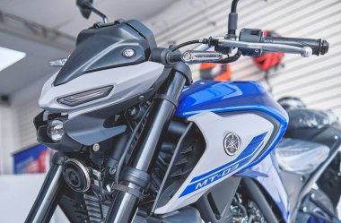 Lima, Peru - 15 Mayıs 2021 Yamaha motosiklet dükkanı, Yamaha MT03 karın kasları, Yamaha mağazasındaki motosikletler. Motosiklet mağazası, profesyonel aletler, seçici odak.