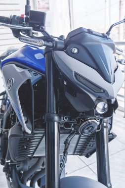 Lima, Peru - 15 Mayıs 2021 Yamaha motosiklet dükkanı, Yamaha MT03 karın kasları, Yamaha mağazasındaki motosikletler. Motosiklet mağazası, profesyonel aletler, seçici odak.