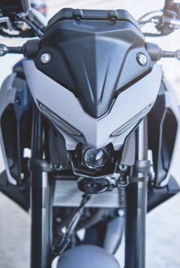 Lima, Peru - 15 Mayıs 2021 Yamaha motosiklet dükkanı, Yamaha MT03 karın kasları, Yamaha mağazasındaki motosikletler. Motosiklet mağazası, profesyonel aletler, seçici odak.