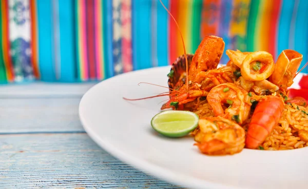 Perulainen Ruoka Arroz Con Mariscos Meriruokavalikoima Tarjoillaan Riisin Kanssa Ylhäältä — kuvapankkivalokuva