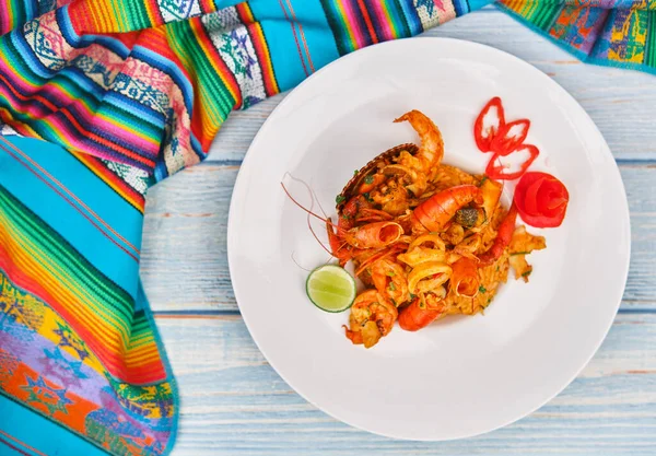 Comida Peruana Arroz Con Mariscos Una Selección Comida Mar Servida — Foto de Stock