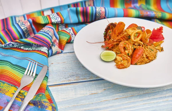 秘鲁食物 Arroz Con Mariscos 一种与米饭搭配的海味食品 顶部视图 选择性焦点 — 图库照片