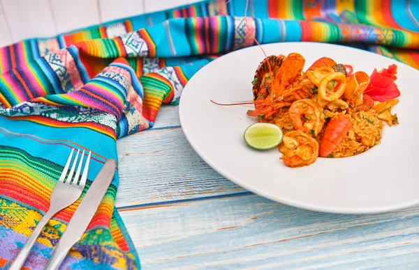 ペルー料理 Arroz Con Mariscos 米と一緒に提供される海の食べ物の選択 トップビューだ 選択的フォーカス — ストック写真
