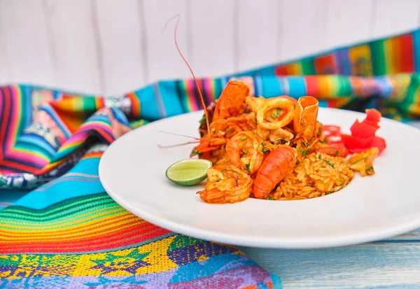 Comida Peruana Arroz Con Mariscos Una Selección Comida Mar Servida — Foto de Stock