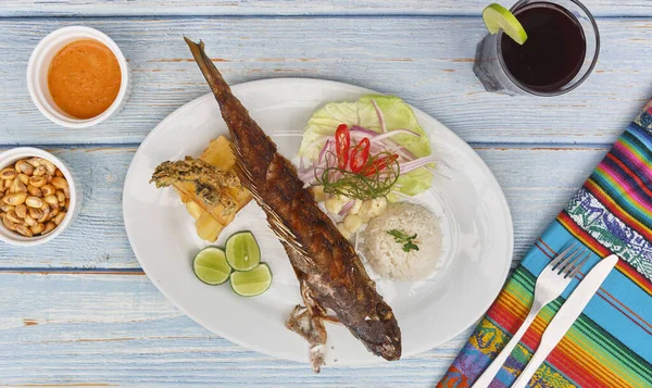 Masakan Peru Cabrilla Frita Ikan Goreng Fokus Selektif — Stok Foto