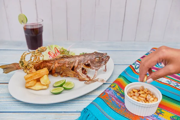 Masakan Peru Cabrilla Frita Ikan Goreng Fokus Selektif — Stok Foto