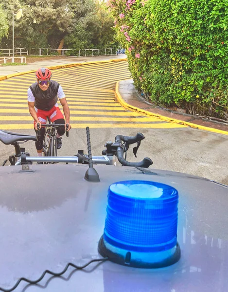 Grupo Ciclistas Profesionales Entrenando Carretera Con Coche Escolta Seguridad Luz — Foto de Stock