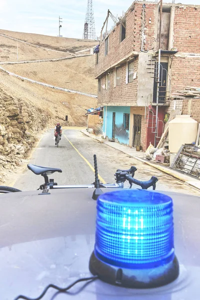 Grupo Ciclistas Profesionales Entrenando Carretera Con Coche Escolta Seguridad Luz — Foto de Stock