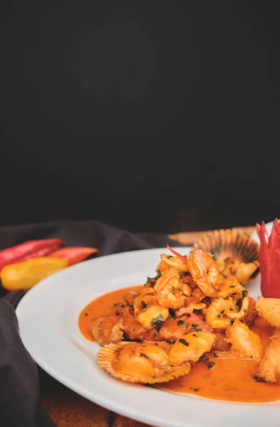 ペルー料理 ペルー料理ロマチョ魚 木製のテーブル 白いプレート上で提供 魚介類のソースで揚げ魚 ジャガイモの海鯛と米を伴う — ストック写真
