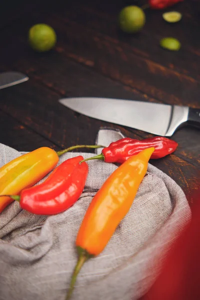 Pimientos Peruanos Con Otros Ingredientes Mesa Madera Cuchillo Chile Limusina — Foto de Stock