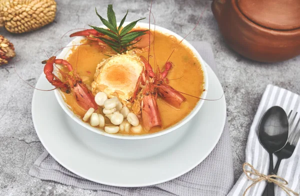 ペルー料理 Chupe Camarones と呼ばれるエビのスープ トップビュー 選択的焦点 — ストック写真