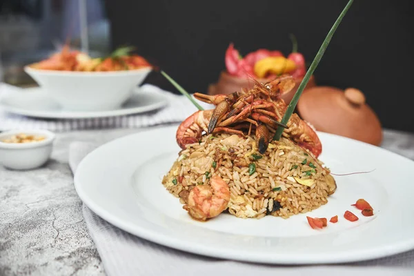 Makanan Peru Disebut Arroz Chaufa Dengan Makanan Laut Dan Sup — Stok Foto