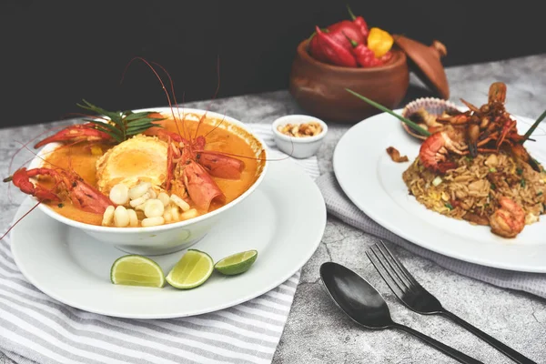 ペルー料理 魚介類を使った Arroz Chaufa Chupe Camarones と呼ばれるエビのスープ 最上階だ 選択的焦点 — ストック写真