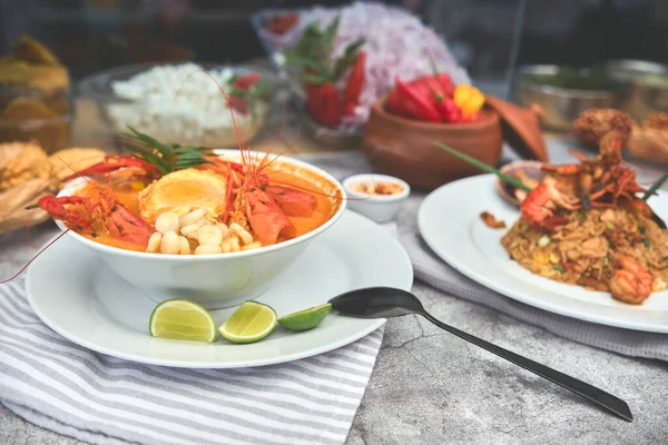 Peruansk Mat Kalt Arroz Chaufa Med Sjømat Chupe Camarones Prawns – stockfoto