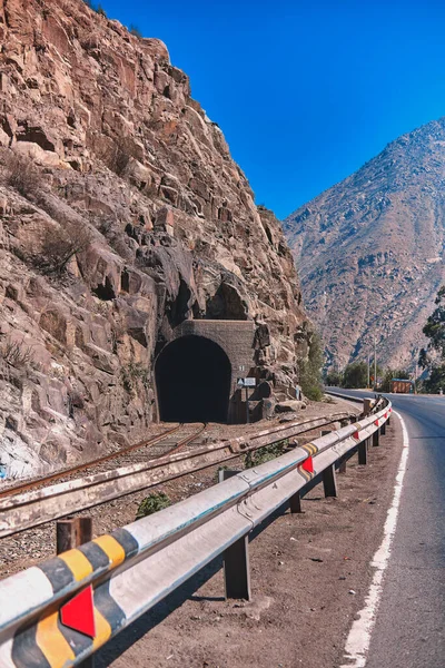 Prachtige Opname Van Treinrails Midden Natuur Naar Donkere Tunnel Link — Stockfoto