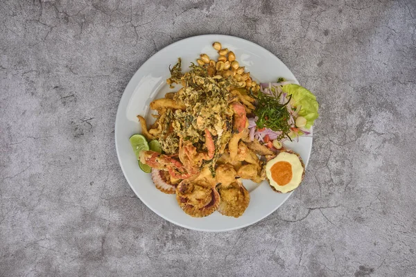 Makanan Peru Chicharron Pescado Atau Kerupuk Ikan Dengan Singkong Goreng — Stok Foto