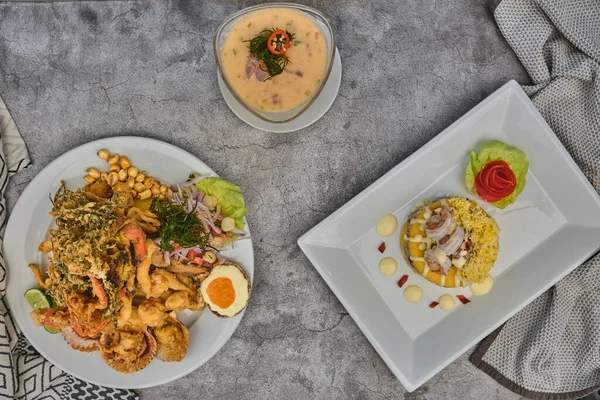 Chicharron Pescado 카사바와 샐러드와 생선은 접시에 먹는다 선택적 — 스톡 사진