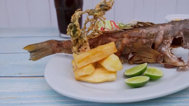 Peruansk Mat Stekt Fisk Läcker Maträtt Cabrilla Frita Stekt Fisk — Stockvideo