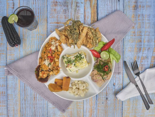 秘鲁食品 食物喷泉 龙达湾 多种海产食品 经典的西餐 油炸鱼 土豆金枪鱼 有选择的重点 — 图库照片