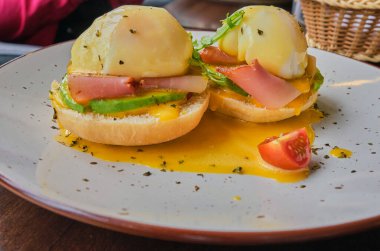 Jambonlu omlet, haşlanmış yumurta ve Hollandaise soslu kek. .