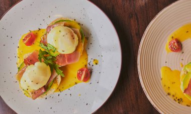 Jambonlu omlet, haşlanmış yumurta ve Hollandaise soslu kek. .