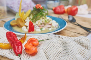 Peru yemeği: kızarmış kavurmalı balık ceviche de pota, tatlı mısır ve tatlı patates, mavi bir tabakta servis edilir.