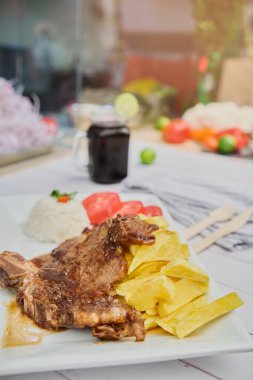 Churrasco adı verilen lezzetli ve lezzetli biftek eti: patates kızartması, domates ve pilav.