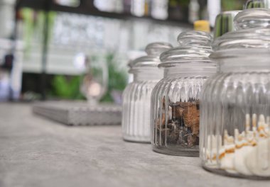 İçecekleri hazırlamak için karışımbilim öğeleri, aksesuarlar ve malzemeler. Seçici odak.