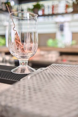 İçecekleri hazırlamak için karışımbilim öğeleri, aksesuarlar ve malzemeler. Seçici odak.