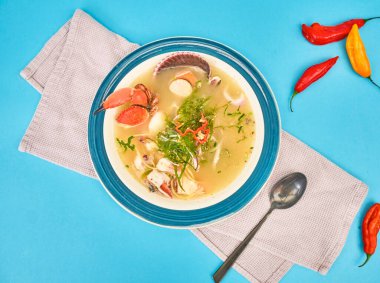Yengeçlerle süslenmiş Chilcano Peru yemeği adı verilen lezzetli balık çorbası.