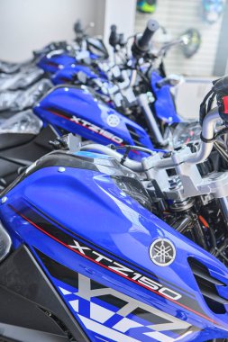 Yamaha motosiklet mağazası, Yamaha XTZ150, Yamaha galerisinde motosikletler. Motosiklet mağazası, profesyonel aletler, seçici odak.
