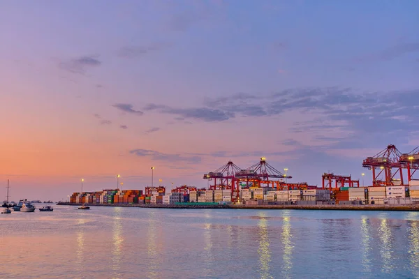 Callao, Lima / Peru - 10 Temmuz 2021: Callao limanındaki rıhtım ve konteynırların görüntüsü