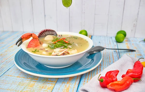 Deliciosa Sopa Pescado Marisco Llamado Chilcano Comida Peruana Decorado Con — Foto de Stock