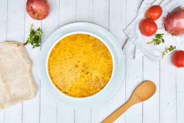 Peru yemeği, geleneksel çorba, beyaz kâseli La Minuta çorbası..