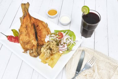 Peru yemeği, tipik kızarmış alabalık, pilav, yukka ve salata, Sective Focus.