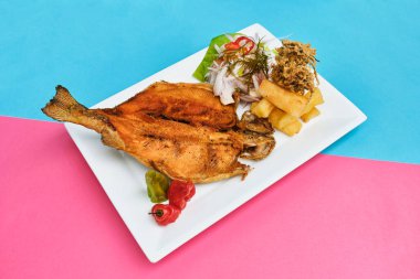 Peru yemeği, tipik kızarmış alabalık, pilav, yukka ve salata, Sective Focus.