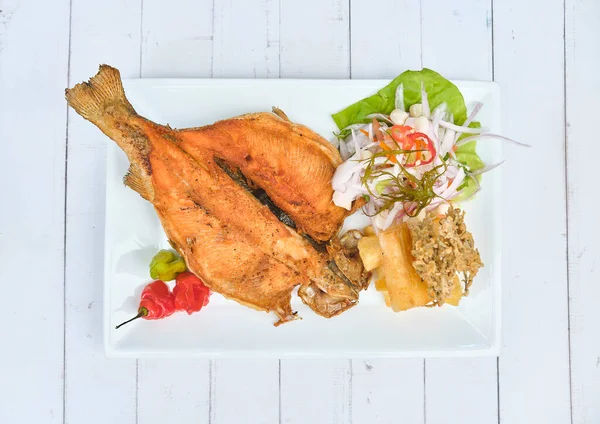 PERUVIAN FOOD, hidangan khas Ikan trout goreng, dengan nasi, yucca dan salad, Fokus Pembagian — Stok Foto