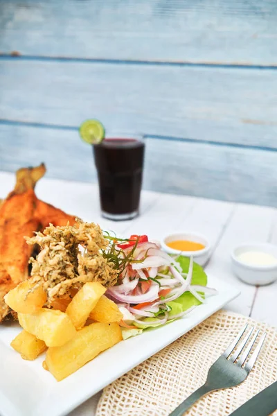 PERUVIAN FOOD, hidangan khas Ikan trout goreng, dengan nasi, yucca dan salad, Fokus Pembagian — Stok Foto